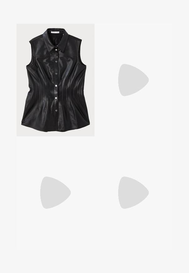 Zwarte leren mouwloze shirt met een puntkraag, verticale stikdetails en drukknoopsluitingen aan de voorkant.; Wijde broek in donkergrijs, met een gladde textuur, plooien en een riem met een zilveren gesp op de hoge taille.; Zwarte gepatineerde leren hoge hak muiltjes met een spitse neus en een slanke silhouet, met een open achterkant en een slanke stilettohak.; Marineblauwe leren clutch met een krokodillenstructuur, zilveren kettingriem en metalen sluiting. Rectangulaire vorm met een omgevouwen ontwerp.