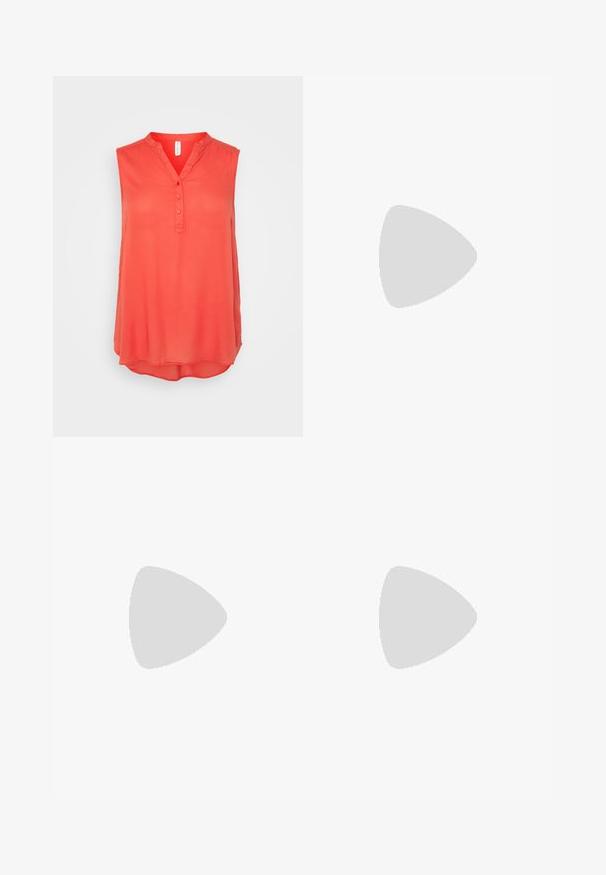 Blouse sans manches corail avec un décolleté en V, patte de boutonnage à trois boutons et ourlet arrondi. Fabriquée en tissu léger et lisse. Sans motifs ni accents.; Pantalons de jogging ajustés, beige clair, avec une taille élastique à cordon de serrage et des jambes fuselées, présentés sur un fond uni.; Sabots en daim vert clair avec un bout arrondi, une sangle réglable à boucle et une semelle noire texturée avec un détail de couture orange.; Lunettes de soleil avec une monture dorée, des verres ovales verts et des branches en métal fines. Dispose de embouts en plastique transparent sur les branches pour plus de confort.