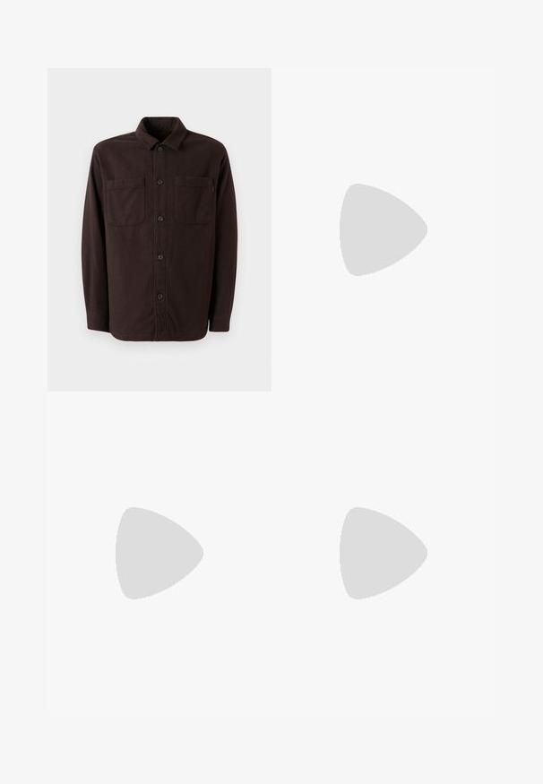 Giacca camicia marrone scuro realizzata in tessuto morbido, con due tasche frontali, chiusura a bottone e un design del colletto classico.; Pantaloni larghi viola con stampa mappa in una tonalità più chiara. Realizzati in tessuto morbido, presentano pieghe e una cintura elastica.; Sandal grigia a due cinturini con soletta in sughero e suola in gomma. Presenta fibbie metalliche regolabili e un materiale superiore liscio.; Occhiali da sole tortoiseshell marroni con lenti verdi, forma quadrata e dettagli in metallo. Caratterizzati dal logo sulla tempia sinistra. Finitura opaca.
