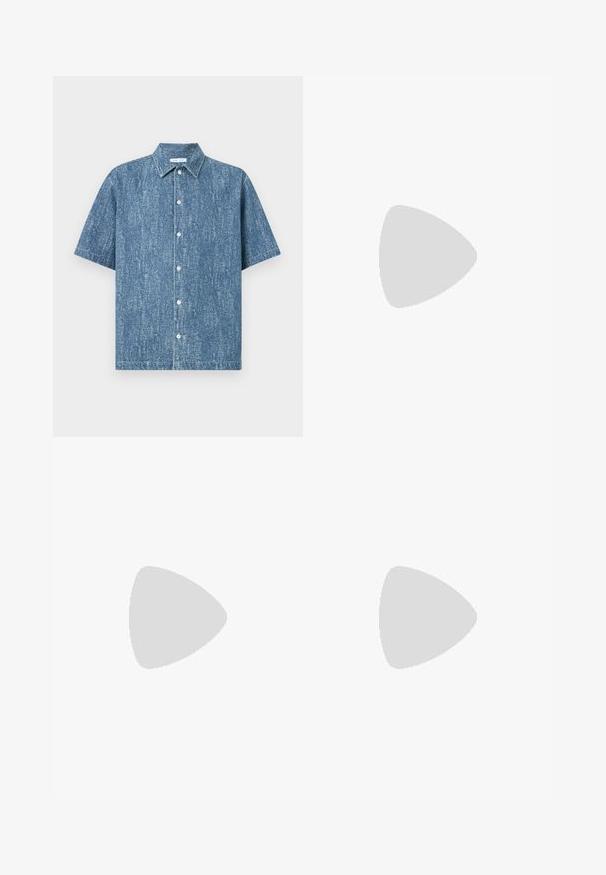 Camicia di jeans a maniche corte in azzurro chiaro, con chiusura a bottoni, colletto a punta e un sottile motivo testurizzato su tutta la superficie.; Top in cotone bianco, design senza maniche, collo rotondo, texture liscia, realizzato in un tessuto morbido e leggero. Due pezzi esposti.; Shorts in denim beige con taglio dritto, cinque tasche e passanti per la cintura. Presentano un aspetto leggermente sbiadito con dettagli di cucitura.; Infradito navy con cinturini in gomma testurizzata, plantare modellato e accenti verde sulla suola intermedia. Suola piatta, design casual.