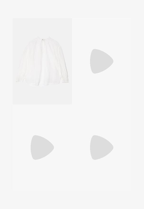 Blusa bianca con maniche lunghe arricciate, scollo legato e vestibilità rilassata. Presenta un tessuto leggermente testurizzato e polsini elasticizzati.; Pantaloni neri a gamba larga realizzati in un tessuto liscio con vita alta, caratterizzati da due pieghe frontali e un design sartoriale.; Sandalo in pelle nera con punta quadrata, cinturini sottili, cinturino alla caviglia regolabile e tacco basso. Presenta un piccolo accento dorato sul cinturino.; Borsa a mano in pelle nera dalla forma rotonda, con un grande nodo decorativo dorato sulla parte anteriore e una tracolla regolabile.