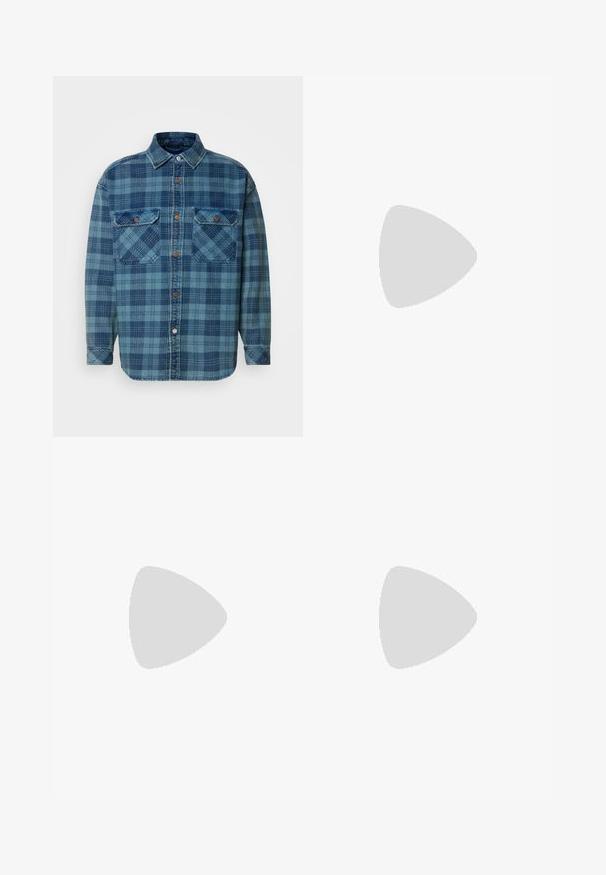 Blauwe flanellen shirt met een geruit patroon in verschillende tinten blauw, voorzien van een knoopsluiting aan de voorkant, een kraag en twee borstzakken.; Beige broek met een rechte snit, voorzien van een enkele zwarte knoop, riemlussen en zijzakken. Glad stoffen textuur en een minimalistisch ontwerp.; Witte sportieve schoenen met een mesh-bovenkant, zilveren accenten en een chunky, gevoerde zool met ronde spikes voor ondersteuning en flexibiliteit.; Zwarte rechthoekige zonnebril met groene lenzen, voorzien van een matte afwerking, rechte pootjes en het Ray-Ban-logo aan de zijkant.