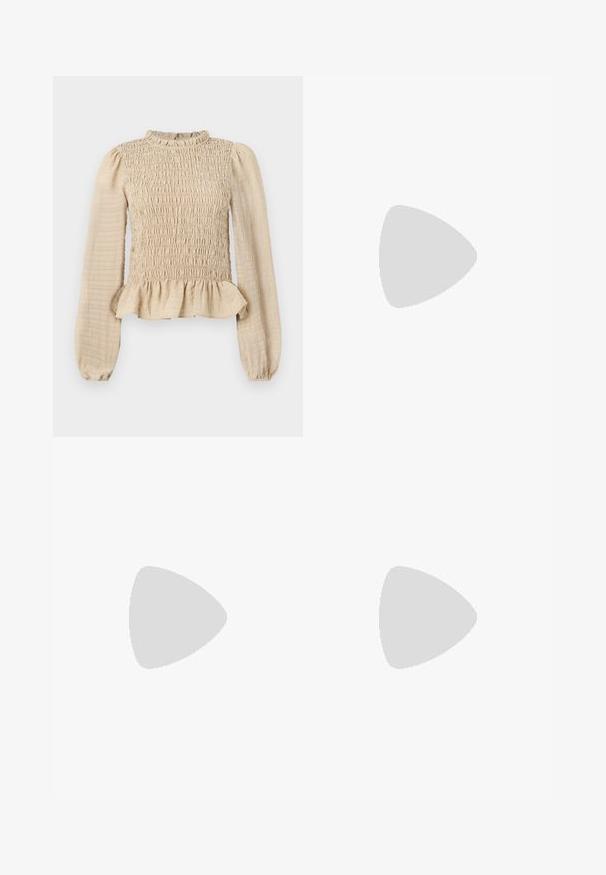 Top a maniche lunghe color crema con busto arricciato, colletto a volant e orlo peplum. Realizzato in tessuto texturizzato con una finitura morbida.; Jeans a gamba larga in denim blu scuro. Presentano cuciture a contrasto, cinque tasche e una chiusura con bottone in vita. Texture morbida.; Vagabond JOLIN - Ballerine - black; Borsa a mano in pelle marrone con due manici robusti, forma rettangolare, texture liscia e chiusura con zip. Design minimalista senza motivi visibili.
