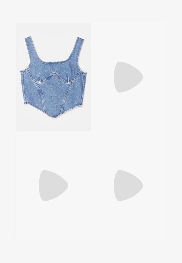 Denim corset-top med brede stropper, strukturerede sømme og en tætsiddende silhuet. Lys blå farve med subtil fading og kontrasterende sytråde.; Mørkeblå kortærmet polo med hvid krave, der har en knappet placket og en tekstureret stof. Klassisk design og tætsiddende form.; Hvide bukser med brede ben lavet af bomuld, med en snøre i taljen og broderede paisley-mønstre på kanten. Glat tekstur.; Elleme ASYMMETRIC STRAP - Mules med hæl - white
