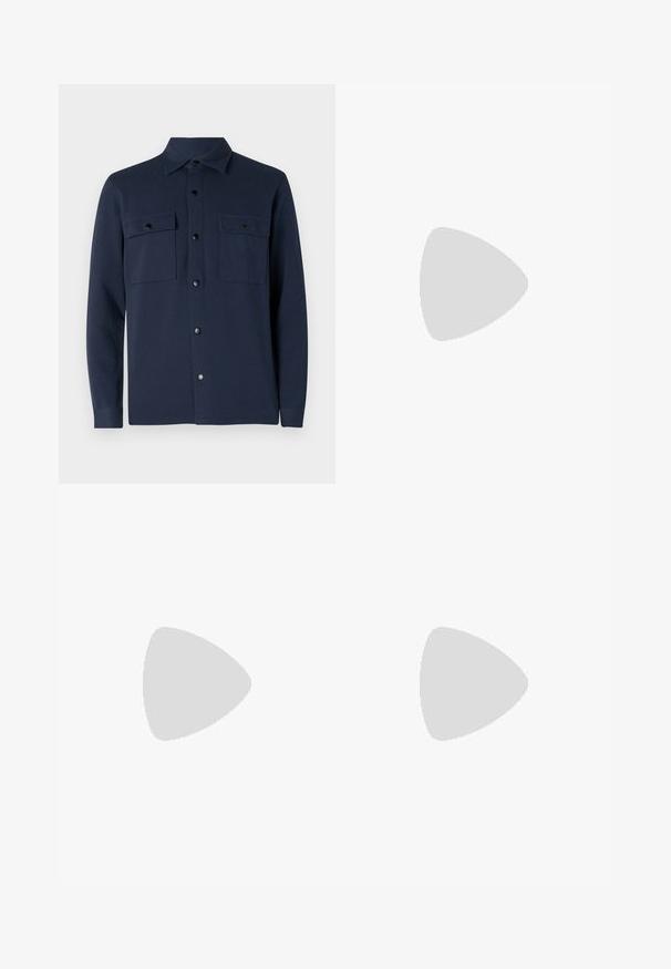 Mørkeblå skjorte med knapper laget av mykt stoff, med to brystlommer, spiss krage og rett kant. Ingen mønstre eller aksenter synlige.; Beige bukser med en glat tekstur, lige snit, to baglommer med knapper og en standard talje.; Mørkeblå semsket sneakers med lav profil, rund tå og kontrastfarget beige gummisåle. Har tonede snørebånd og en myk tekstillining.; Svart solbriller med en slank plastinnfatning, gradient mørke linser, geometrisk form og signaturmerke på stangen.