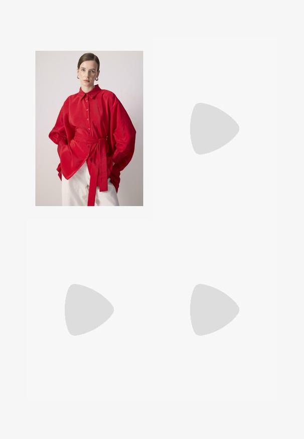 Touché Privé BAT SLEEVE CUPRA - Blúzka so zapínaním na gombíky - red; Hnedé denimové džínsy so strihom rovného strihu, ktoré majú dva zadné vrecká a bielu nášivku na páse. Minimalistický dizajn, hladká textúra.; Stradivarius Sandále T-bar - brown; Hnedá kožená taška na rameno s hladkou textúrou, otvoreným vrchom a dvoma ramenými popruhmi. Má minimálne šitia a žiadne viditeľné kovania.