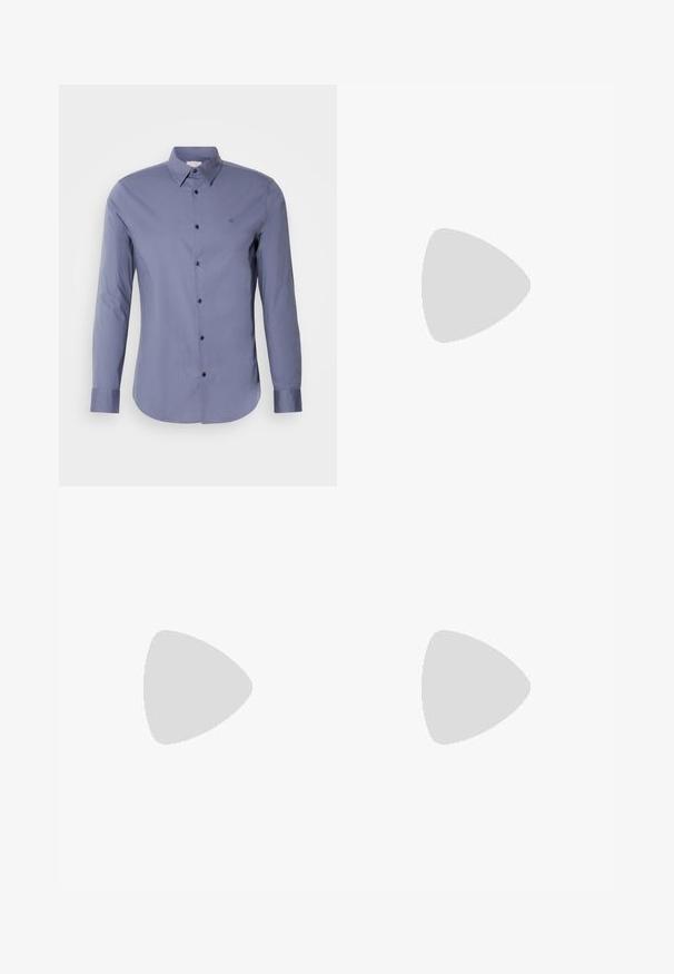 Hosszú ujjú, világoskék anyagból készült ing, sima felülettel, klasszikus gallérral és fekete gombokkal az elején.; Fekete nadrág sima szövetből, egyenes lábakkal, gombos záródással és klasszikus designnal, amely alkalmas formális vagy hétköznapi viseletre.; Fekete bőrcipő, kerek orrú, sima felületű, minimális varrással és alacsony gumitalppal. Logó a sarokrészen.; Fekete, téglalap alakú napszemüveg sötét lencsékkel, fényes felülettel, széles szárakkal és masszív keret designnal. Az egyik szárra gravírozott márkanevével.