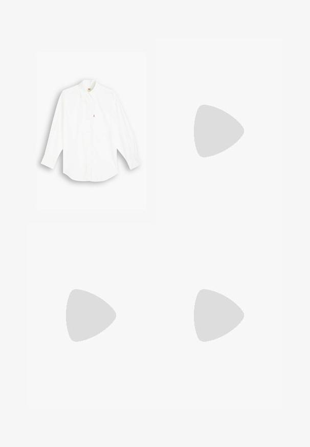Chemise blanche à manches longues avec un col boutonné, arborant un petit logo rouge sur la poitrine gauche et un ourlet arrondi. Fabriquée en tissu de coton lisse.; Jeans métalliques dorés au design droit, cinq poches, quincaillerie en cuivre et finition texturée. Présente une taille en denim bleu.; Chaussures en cuir noir avec un bout arrondi, semelle plate et une sangle avec une boucle décorative. Talon épais pour plus de stabilité.; Sac à main en cuir noir avec une forme courbée, bandoulière amovible et des accessoires en or. Le sac est doté d'un rabat avec un détail de boucle.