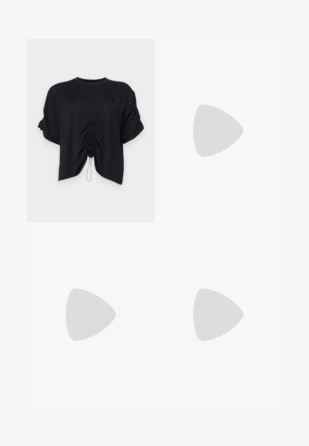 Must must cropped top pehmest kangast, ümmarguse kaelusega, lühikeste varrukatega ja ees tõmblukuga seotud detailidega.; Kreemikad laiad püksid, mis on valmistatud siledast kangast, millel on tasapinnaline esiosa koos voldikutega, lukuga esiosa ja vöökohale silmused. Üldine puhas istuvus.; Pruunid spordijalatsid, mis on valmistatud sujuvast nahast ja võrkmaterjalist, valge kummitald ja peened perforatsioonid. ; Pruun nahast kott tekstureeritud viimistlusega, kaheteistkümne käepideme ja väikese sildiga, millel on kullatud aktsent. Mudel kannab beeži saduljakki.