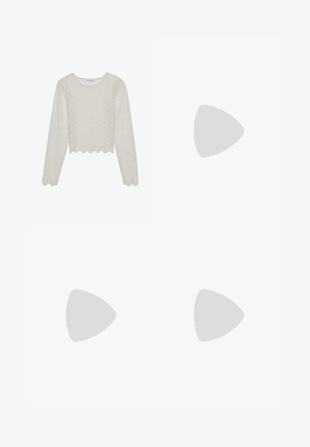 Cremfarbene Langarmbluse mit strukturiertem Blumenmuster, verkürztem Schnitt und gewelltem Saum. Hergestellt aus einem leichten, halbtransparenten Stoff.; Schwarzer, plissierter Rock mit einem weißen Gewebekordelzugbund. Hergestellt aus weichem Stoff, mit einer glatten Textur und einem schlichten, klassischen Design.; Schwarze offene Plattformsandalen mit geschwungenem Design, Slingback-Riemen und klobigem Blockabsatz. Glatte Lederoberfläche, minimalistischer Stil.; Schwarze Sonnenbrille mit rechteckigem Rahmen, dicker Kunststoffkonstruktion und dunklen Gläsern, die glatte Oberflächen und abgerundete Kanten aufweist.; COACH TABBY SHOULDER BAG 20 WITH PILLOW QUILTING - Umhängetasche - sage