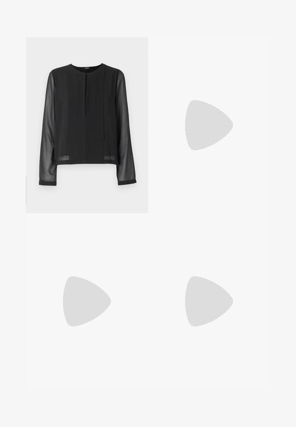 Schwarze Bluse mit rundem Halsausschnitt, transparenten langen Ärmeln, gefaltetem Vorderteil und verkürztem Saum. Der Stoff wirkt glatt mit leichtem Glanz.; Helle, blaue Jeans mit weit ausgestellt Bein und hoher Taille, ausgestattet mit zwei Knöpfen und vorderen Taschen. Der Stoff hat eine ausgewaschene Textur mit subtilen Variationen.; Schwarze Leder-Pumps mit hohem Absatz, spitz zulaufender Zehenpartie und glatter Oberfläche, ausgestattet mit einem schmalen Absatz und minimalistisches Design.; Schwarze Pailletten-Mini-Handtasche mit einem geknoteten, strukturierten Tragegurt und einer silbernen Kette. Abgerundete Form mit gerafftem oberen Teil und reflektierenden Details.