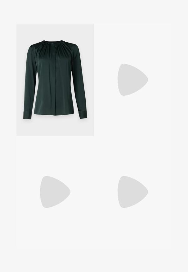 Blusa lunga a maniche nere dai materiali morbidi, con collo rotondo, parte frontale plissettata e polsini con bottoni per un aspetto strutturato.; Pantaloni neri su misura con un design a gamba dritta, caratterizzati da una texture liscia e pieghe ben definite sul davanti. Senza hardware visibile.; Tacchi slingback in pelle nera con punta affusolata, caratterizzati da un tacco alto e un accento dorato sulla cinghia regolabile. Texture liscia.; Borsa a mano in pelle nera con un design strutturato, caratterizzata da una forma corta, manico superiore e accessori in metallo dorato. Inclusa tracolla regolabile.
