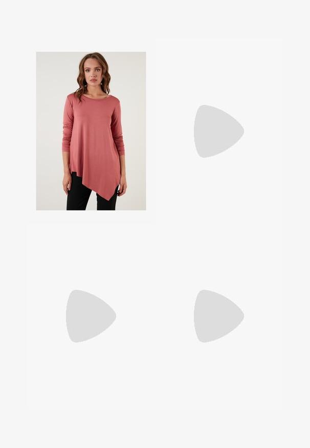 Lyserød langærmet top med en asymmetrisk nederkant, blødt stof og rund halsudskæring, paired med sorte bukser. Ingen synlige mønstre eller detaljer.; Sorte flared jeans lavet af denim med en glat tekstur, som har to baglommer og en knaplukning i taljen.; Sorte patenterede hælsandaler med firkantet tå, ankelremme og sølvspænder. Har en chunky blokHæl for stabilitet.; Sort læder tote taske med glat tekstur, rektangulær form og to lange hanke. Ingen synlig hardware eller udsmykninger.