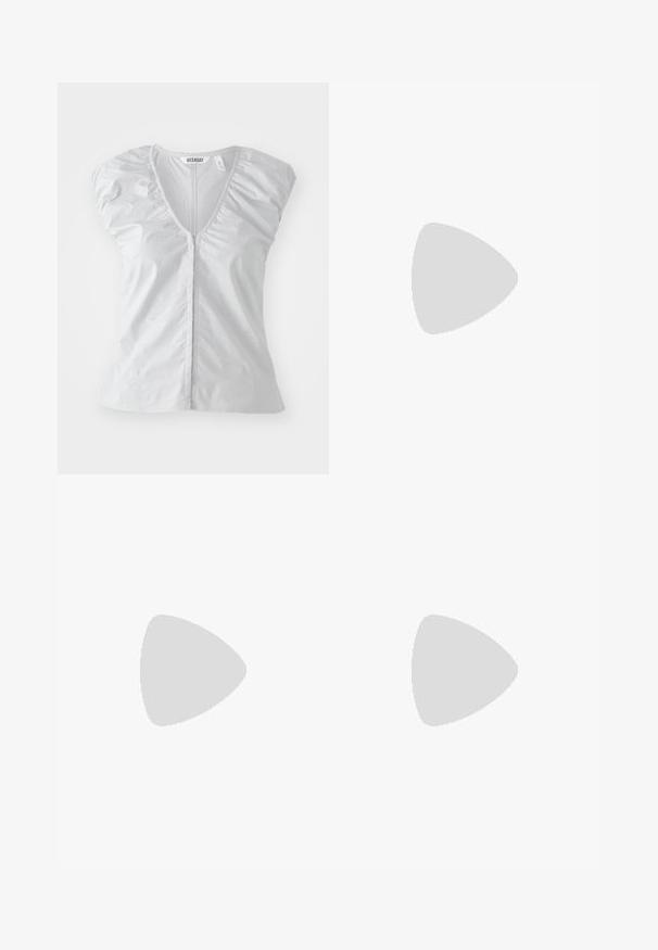 Blouse courte à manches courtes de couleur gris clair avec un décolleté en V profond. Dispose de détails froncés aux épaules et d'un ourlet droit, fabriquée à partir d'un tissu doux et lisse.; Jupe noire avec une texture lisse, cordons réglables de chaque côté, ourlet légèrement évasé et tissu léger.; Baskets blanches en cuir avec une boîte à orteils perforée, semelle texturée et lacets blancs, associées à un large pantalon rouge et un fond bleu et jaune.; Sac à main beige en matériau souple, avec un design décontracté, des détails cousus et deux poignées. Idéal pour un usage quotidien.