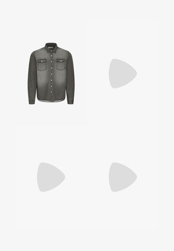 Camicia in denim grigia con colletto alla francese, maniche lunghe, due tasche sul petto e dettagli in metallo argentato. Design a gradiente scolorito.; Maglietta bianca in cotone con maniche corte, scollatura rotonda, vestibilità comoda e senza loghi o motivi visibili. Texture liscia e design minimale.; Jeans a vita alta, dal taglio ampio in denim nero sbiadito. Presentano cinque tasche, passanti per cintura e un design dritto e pulito.; Sneaker grigia e bianca con tomaia in suede e pelle, punta arrotondata, lacci piatti e soletta in gomma con un accento color caramello.