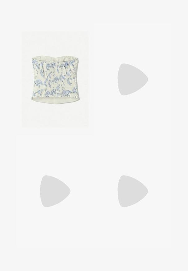 Top senza spalline a stampa floreale in crema chiaro con fiori blu. Presenta dettagli in tessuto arricciato al centro e orlo dritto.; Shorts in denim azzurro chiaro, con vita alta, quattro tasche e cuciture visibili. Realizzati in tessuto denim testurizzato.; Onitsuka Tiger MEXICO 66 - Sneakers basse - silver off white; Borsa a tracolla in pelle nera con manici intrecciati, tasca con zip e nappine pendenti. Superficie texturizzata con borchie metalliche e dettagli in metallo.