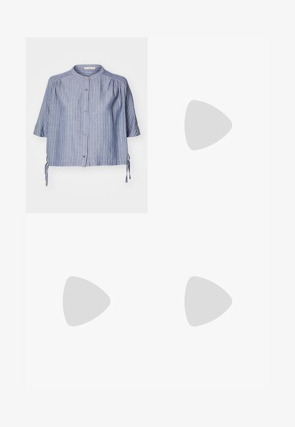 Camicia a maniche corte a righe blu con colletto rotondo, bottoni frontali e lacci sui lati. Realizzata in un tessuto leggero con una consistenza morbida.; Top senza maniche di colore giallo chiaro con una texture a coste. Presenta un colletto rotondo e un orlo dritto. Il tessuto sembra morbido ed elasticizzato.; Pantaloni a gamba larga in tessuto a righe blu e bianche. Presentano una vita elasticizzata e due pieghe frontali per un tocco di dettaglio.; Mocassini con stampa leopardata in suede, con punta rotonda, design con lacci e suole piatte e flessibili, abbinati a jeans di denim blu.