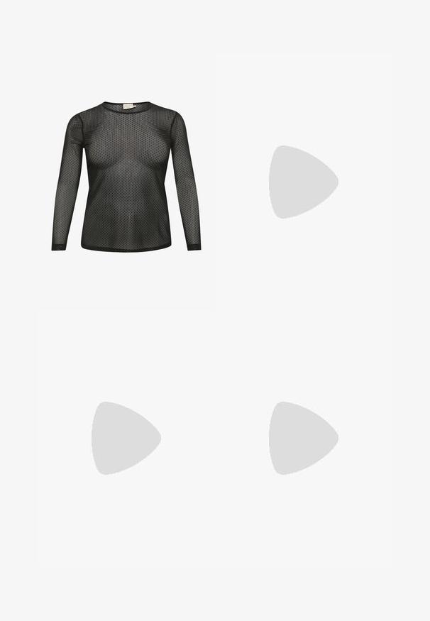 Zwarte lange mouw top van doorschijnende stof met een stippenpatroon. Heeft een ronde halslijn en een aansluitende pasvorm.; Lichtblauwe denim jeans met een rechte pijp, met een hoge taille, vijf zakken en gezeffde zoomdetails.; Witte hoge hakken sandaal met een chunky hak, met een bandjesontwerp en enkelband. Gladde textuur met een plateau voor extra hoogte.; Zwarte leren handtas met een gladde textuur, rechthoekige vorm en twee lange handvaten. Geen zichtbare hardware of versieringen.