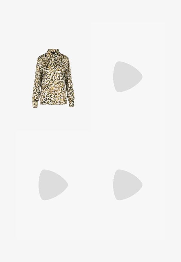 Bluzica z vzorcem leoparda z ovratnikom, dolgimi rokavi in sprednjim zapiranjem na gumb. Tkanina ima gladko, sijočo teksturo.; Visoke črne-denim hlače z širokim krojem, zasnovane s petimi žepi in vidnimi šivi. Tkanina ima gladek, rahlo teksturiran videz.; Bež semiš sandali na visoki peti z širokim sprednjim trakom in trakom okoli gležnja, opremljeni z debelim lesenim blokom peto z teksturirano površino.; Črna kviltana usnjena torbica z zlatim verižnim ročajem in zapiranjem z obročkom, ki ima okroglo okrasje. Kompaktna pravokotna oblika.