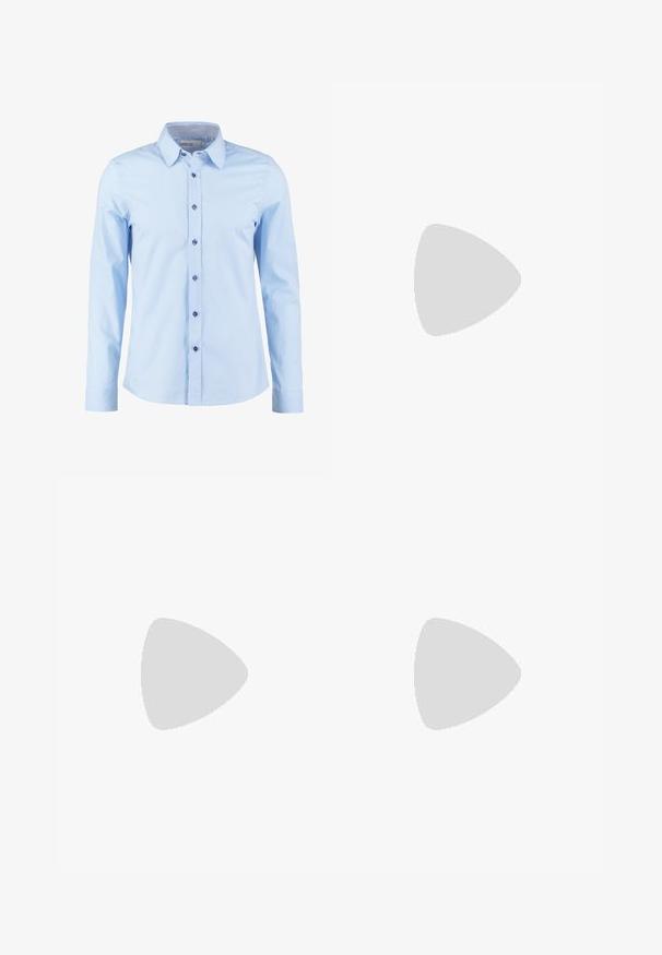 Camisa de manga larga azul claro con cuello abotonado, que presenta botones azul oscuro y un acabado de tela a cuadros en el interior del cuello.; Pantalones ajustados negros con una textura suave, cierre con botón, trabillas para cinturón y sin patrones o adornos visibles.; Zapatos de cuero negro con cordones, acabado liso, punta afilada y tacón bajo de bloque. Cuenta con cinco pares de ojales para los cordones.; Reloj con correa de piel negra y caja de acero inoxidable plateada. La esfera negra presenta marcadores de horas blancos, agujas plateadas y tres subesferas.