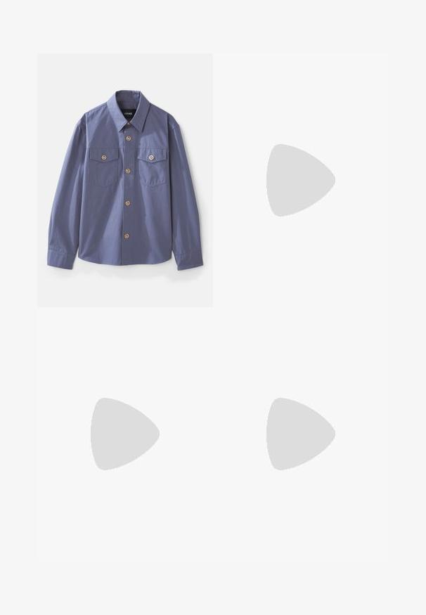 Camisa de botón en azul pizarra, hecha de una tela suave, con dos bolsillos en el pecho, botones en tono dorado y un cuello estándar.; Pantalones gris ajustados hechos de tela texturizada, con un diseño de pierna recta, pliegues frontales y una cinturilla estándar con lazos para cinturón.; Zapato negro de cuero con cordones, punta redondeada, suela de goma texturizada y costuras amarillas alrededor de la base. Diseño plano y acabado suave.; Gafas de sol negras con un marco curvado y lentes oscuros. Presentan un acabado mate y el nombre de la marca "ARNETTE" en el lateral.