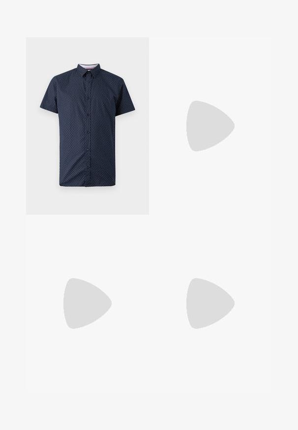 Tengerészkék anyagú, rövidujjú ing, fehér pöttyös mintával, gombos elülső résszel és klasszikus gallérral.; Két crew neck póló fekete és olíva zöld színben, puha pamut anyagból. A design egyszerű, rövid ujjú és egyenes szabású.; Fekete sportnadrág texturált anyagból, állítható derékkal, cipzáras oldalzsebbel és szűkített szegéllyel.; Fehér bőr sportcipők vastag krém színű talppal, tengerészkék sarok akcentussal és oldalsó logóval. Simább textúra, minimalista dizájn, fűzős záródással.