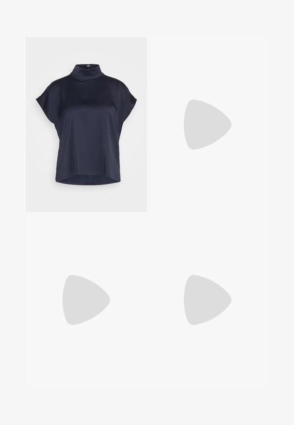 DRYKORN ALARIA - Bluse - blue; Lys blå høytlivs vide jeans med knapp- og glidelås lukking foran, foran og bak lommer, på en hvit bakgrunn.; Lys blå ankelrem høyhælte sandal med firkantet tådesign, med metallisk aksent og en slank, glatt lærtekstur.; Svart quilted lærveske med gullkjede og gullklips. Rektangulær form med en strukturert overflate.