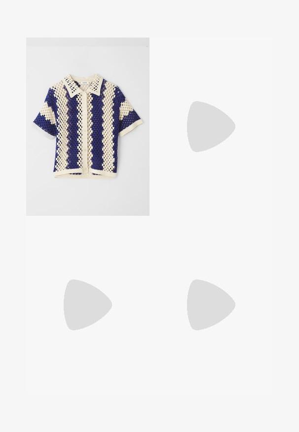 Kortärmad stickad skjorta med krage, har ett diamantmönster i krämfärg och marinblått, med knappstängning fram och texturerad yta.; Jeansshorts i medelblått med en avslappnad passform, som har två bakfickor och en ren, rak fåll. Klassisk femficksdesign.; Bruna lädercowboystövlar med spetsig tå, broderade virvelmönster på skaftet och en staplad blockklack. Har en dragflik för enkel påtagning.; Guldklädda örhängen med rektangulära rubinstenar med facetterad yta, placerade i en strukturerad guldinställning. Klar röd färg med en polerad yta.