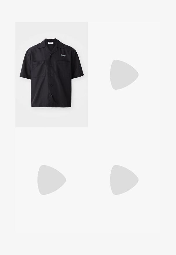 Bareen BAKARI SHORT SLEEVE - Button down-skjorte - black onyx; Weekday ASTRO LOOSE BAGGY SHORTS - Jeansshorts - black rinse; Zign Studio Slippers - black; Ray-Ban WAYFARER UNISEX - Solbriller - black
