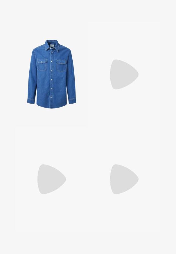 Camicia in denim blu con maniche lunghe, colletto standard, due tasche sul petto, chiusura frontale con bottoni e dettagli di cucitura a contrasto.; Canotta bianca in cotone con scollatura rotonda, spalline larghe e orlo dritto, caratterizzata da una superficie liscia e senza motivi visibili.; Shorts in denim di colore azzurro chiaro con vestibilità ampia, dotati di due tasche posteriori e cuciture a vista. Il tessuto ha una consistenza morbida e liscia.; Scarpa sportiva grigia e beige con pannelli in mesh, texture a pois e dettagli argentati. Presenta una suola imbottita e un design con lacci.