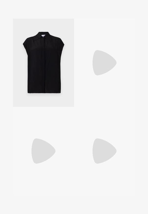 Črna bluzica s kratkimi rokavi iz gladkega materiala. Ima koničast ovratnik in gumbasto zapiranje spredaj. Čista, minimalistična zasnova.; Mornarske krojene hlače z gladko teksturo, z ravnim sprednjim delom, dvema nabirmama in zankami za pas. Ravnokrojene hlače z končanim robom.; Paul Smith TOPANGA - Balerinke - black; Črna usnjena torbica za roke z zaobljeno, naborkano zasnovo. Opremljena je z metalnim zapiralom z dvema dekorativnima kroglicama in tankim, odstranljivim trakom.