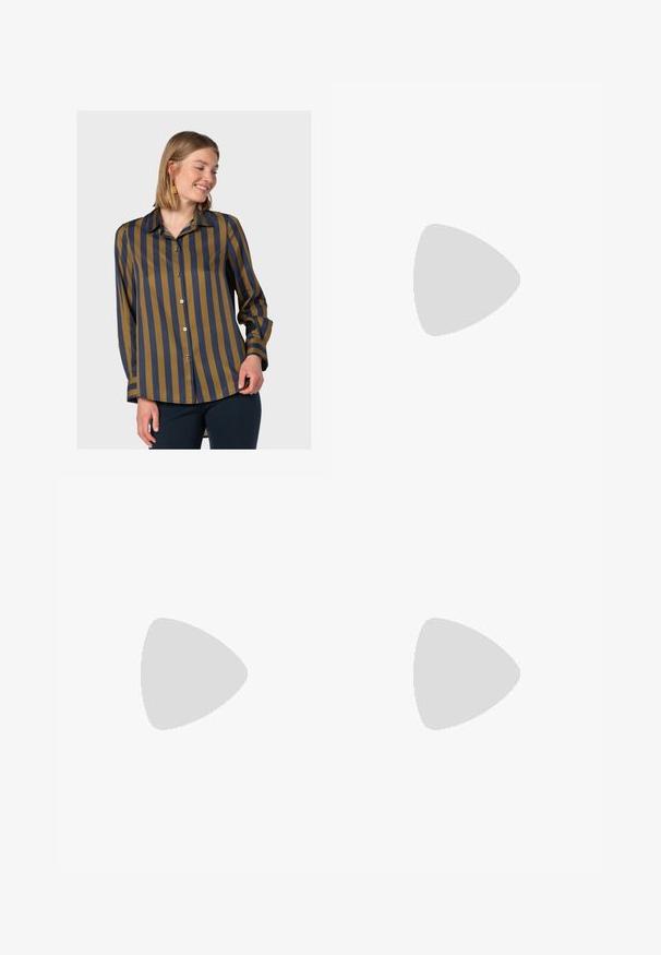 Button-up Hemd mit vertikalen Streifen in Marineblau und Olivgrün, klassischem Kragen und langen Ärmeln mit geknöpften Manschetten. Glatte Stoffstruktur.; Braune weit geschnittene Hosen aus Baumwolle, mit einem Kordelzugbund und zwei Fronttaschen. Strukturiertes Gewebe mit glatter Oberfläche.; Schwarze Leder-Chelsea-Boots mit glatter Textur, gelber Innenausstattung und schwarzer Sohle, ausgestattet mit einer Schlaufe zum einfachen Anziehen.; Schwarze Kunstfell-Handtasche mit weicher Textur, runder Form und einem stabilen schwarzen Leder-Schulterriemen. Sichtbare silberne Hardware-Akzente.