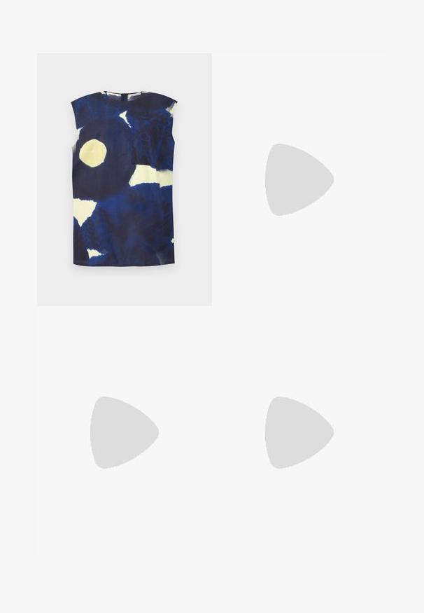 Top senza maniche di colore blu navy, con motivi astratti gialli e bianchi. Presenta un collo tondo e una piccola tasca sul lato sinistro.; Pantaloni a gamba larga realizzati in tessuto leggero con un motivo a stampa leopardata marrone e nera. Progettati con un bottone frontale e una vita.; Sandal con stampa floreale blu, con punta quadrata, una larga fascia e una cinghia alla caviglia regolabile, dotata di un tacco a blocco in legno texturizzato.; Foulard quadrato in seta blu navy con un motivo geometrico, bordato da strisce bianche e blu scuro. Logo nell'angolo in basso a destra.