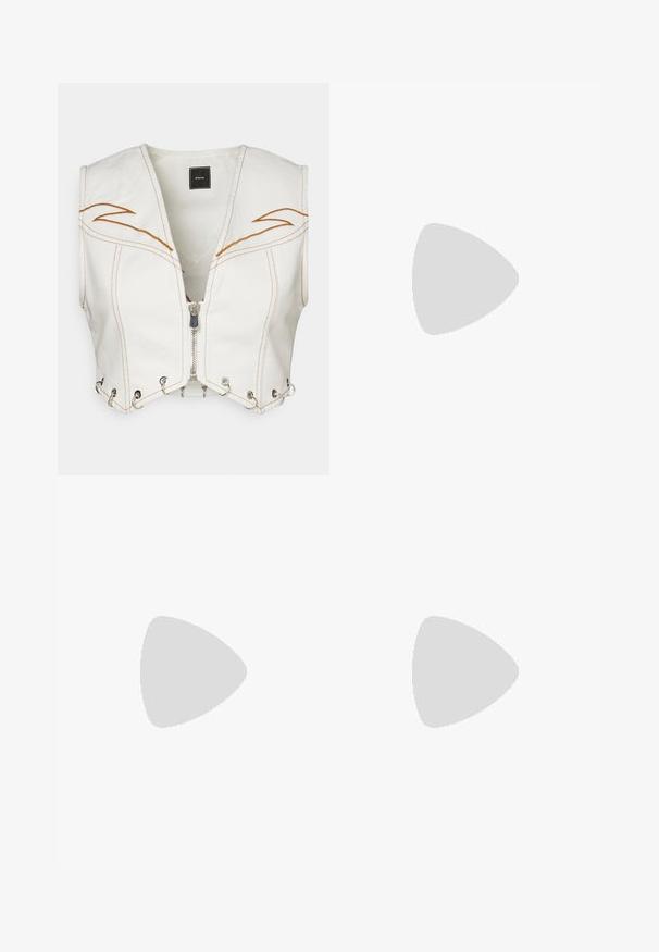 Top corto bianco in denim, con chiusura frontale a zip, cuciture arancioni e dettagli in occhio di pernice argentati lungo l'orlo.; Pantaloni in denim neri a gamba larga con vita alta, dotati di tasche anteriori e posteriori, cuciture a punto, e chiusura con bottone. Texture liscia.; Next FOREVER COMFORTREGULAR FIT - Sandali - blue; Borsa a spalla in vernice nera con forma curvata, una tracolla, tasche frontali e dettagli in metallo argentato.