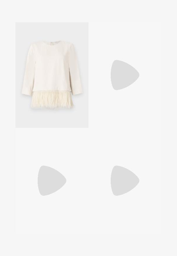 By Malene Birger SCARLETTS - Bluse - soft white; Tiger of Sweden LUCCA - Bukser - cream white; Tory Burch GEORGIA SLINGBACK - Pumps - perfect black; Quilted beige læder håndtaske med guldfarvet hardware, kædestropp og et håndtag. Har en frontklap og signaturlogo detaljer.