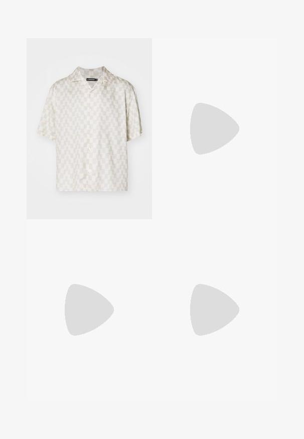 J.LINDEBERG ELLIS STACK BRIDGE  - Camisa - moonbeam; Camiseta sin mangas de algodón blanca con escote redondo, que presenta una textura suave y una forma ajustada, diseñada para el uso casual.; Bañador de punto con rayas verticales en beige, blanco y naranja claro, con cinturilla elástica y detalle de cordón.; Filling Pieces MONDO SQUASH TAG - Zapatillas - white