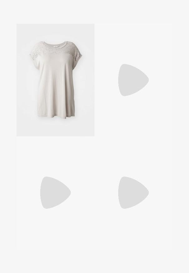 Lys beige kortermet t-skjorte med teksturert, mønstret yoke. Myk stoff med avslappet passform og rund hals. Ingen ytterligere detaljer.; Mørkeblå høyt liv vide jeans med frontlommer, beltehemper, knappelukking og synlig søm på hvit bakgrunn.; Sorte sandaler med stropper, firkantet tå og lav blokk hæl. Har flere tynne stropper og en justerbar ankelstropp. Laget av glatt lær.; Svart lær crossbody-veske med glatt tekstur, rektangulær form og metallkjede detaljer på framsiden. Justerbar stroppe inkludert.
