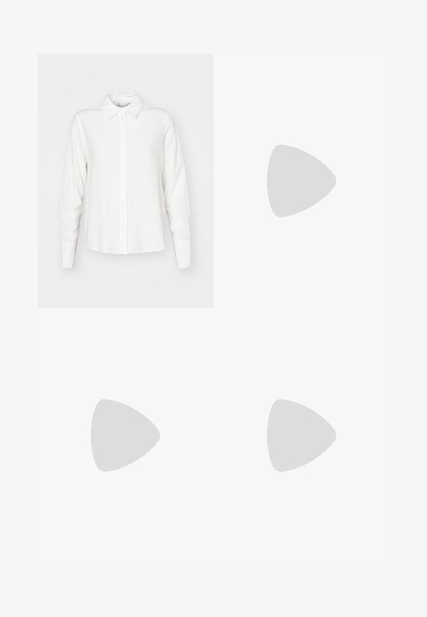 Camicia bianca a maniche lunghe con colletto, realizzata in un tessuto liscio; presenta una linea dritta e una morbida texture.; Jeans beige a gamba larga in cotone. Caratterizzati da chiusura con bottone, passanti per cintura e tasche anteriori con una consistenza liscia e morbida.; Décolleté in vernice nera con punta affusolata e tacco in geometria cubica. Presentano un design elegante e minimalista, con una texture liscia.; Borsa tote in pelle nera con texture liscia, forma rettangolare e due manici lunghi. Nessun hardware o decorazione visibile.