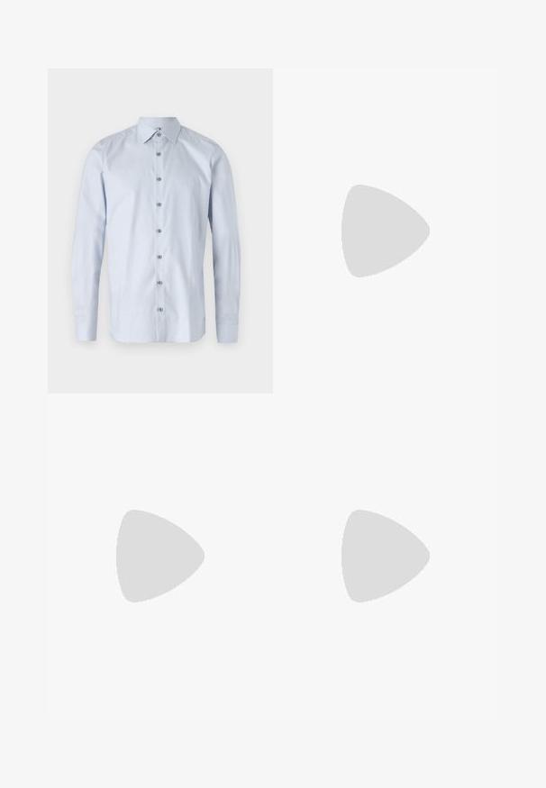 Camicia button-up azzurra con colletto strutturato, maniche lunghe e un motivo testurizzato sottile. Presenta bottoni metallici lungo la parte anteriore.; Pantaloni beige su misura con fronte piatto, chiusura a un bottone e due tasche laterali oblique. Tessuto liscio con vestibilità slim e gamba affusolata.; Mocassini in pelle nera con punta rotonda, caratterizzati da un design cucito, suola piatta bassa e un battistrada in gomma testurizzata e scolpita.; Occhiali da sole Ray-Ban con lenti verdi, montatura in plastica nera e dettagli dorati ai bordi. Forma quadrata con finitura opaca.