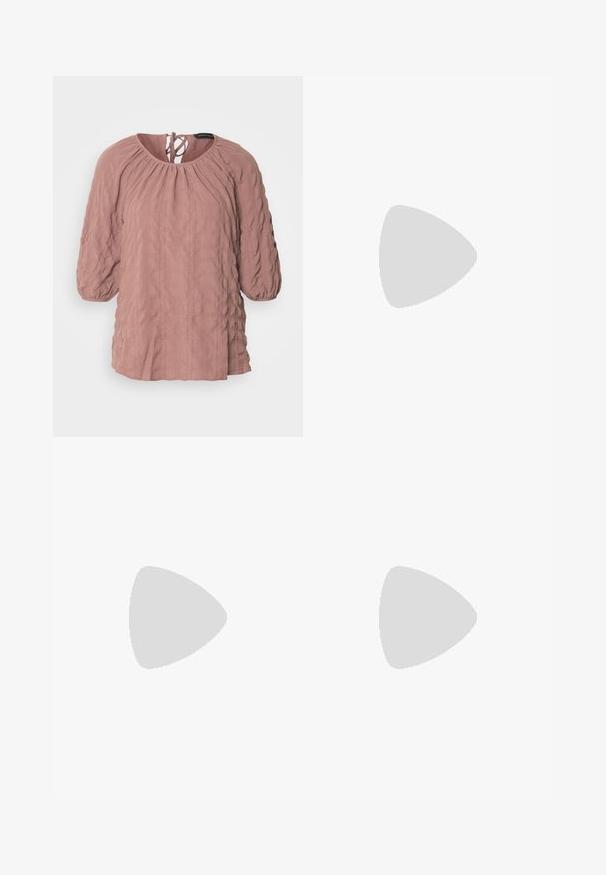 Blusa rosa con texture, colletto arricciato, maniche lunghe a palloncino e un dettaglio legato sul retro. Presenta un motivo rugoso e una vestibilità ampia.; Una gonna al ginocchio in un tessuto leggero con un motivo astratto beige, marrone e verde. Presenta una vita aderente e un design fluido.; Sandal con tacco alto in suede rosa, con tacco a blocco, punta aperta e cinturino alla caviglia con dettaglio in oro. Fascia frontale piatta.; Borsa a spalla in finta pelle marrone con forma curvata, cuciture minime e un accento in metallo dorato. Presenta una chiusura con zip superiore e una tracolla regolabile.