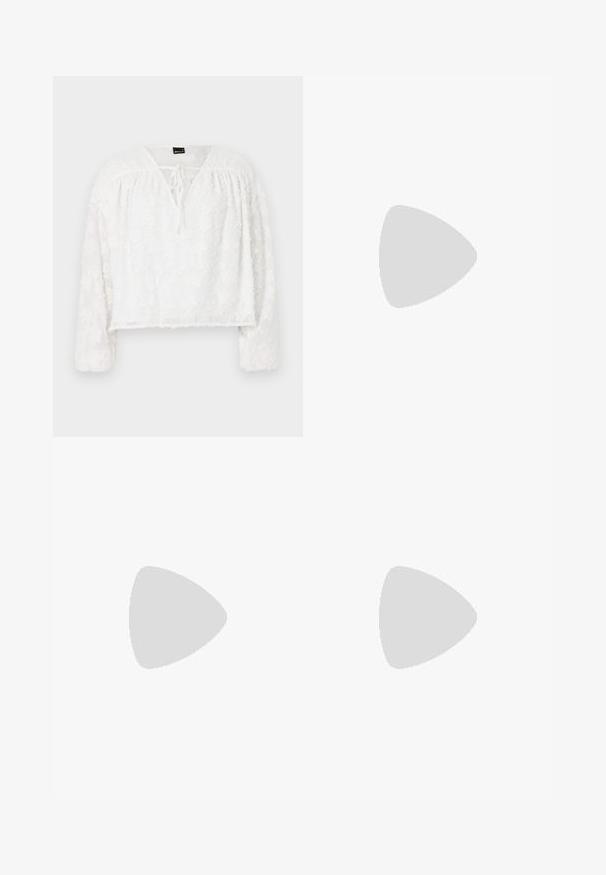 Weiße kurz geschnittene Bluse mit langen Ärmeln, strukturiertem floralen Spitzenmuster, V-Ausschnitt und Schnürdetail an der Vorderseite. Weiches, durchscheinendes Material.; Schwarze Jeans mit weitem Bein aus Denim, mit fünf Taschen, metallischem Knopf und Reißverschluss und kontrastierenden gelben Nähten entlang der Nähte.; Schwarze Lackleder-Slingback-High Heels mit spitzem Schuh und einem geometrischen Blockabsatz. Verfügt über ein schlankes, minimalistisches Design und eine glatte Textur.; Even&Odd Handtasche - brown