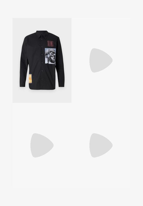 Chemise noire à manches longues en coton. Présente plusieurs morceaux de tissu avec des graphiques, y compris un crâne et des designs abstraits.; Jeans en denim bleu foncé avec des détails délavés et usés. Caractéristiques d'un design classique à cinq poches, fermeture éclair et bouton en métal.; Baskets Lacoste en gris foncé, en matériau mesh et synthétique, avec une semelle texturée et des accents marron sur le col et le branding.; Sac banane en imprimé tie-dye bleu marine avec un dessus zippé, en matériau texturé et un logo en évidence sur le devant.