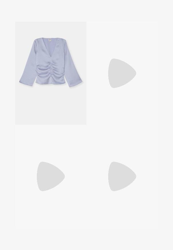 Top lilla chiaro con scollatura a V, maniche lunghe arricciate e dettaglio arricciato nella parte frontale. Realizzato in tessuto testurizzato, accorciato in vita.; Top in cotone bianco a costine abbinato a una gonna avvolgente blu navy con un taglio diagonale e sottili righe dorate in contrasto.; Mocassini neri in pelle con una parte superiore decorativa in tessuto verde e bianco. Presentano un'accento in catena dorata e una suola nera textured.; Borsa a mano in perline verdi realizzata in materiale morbido, con un design a griglia composto da perline tonde, un manico triangolare e una superficie testurizzata.