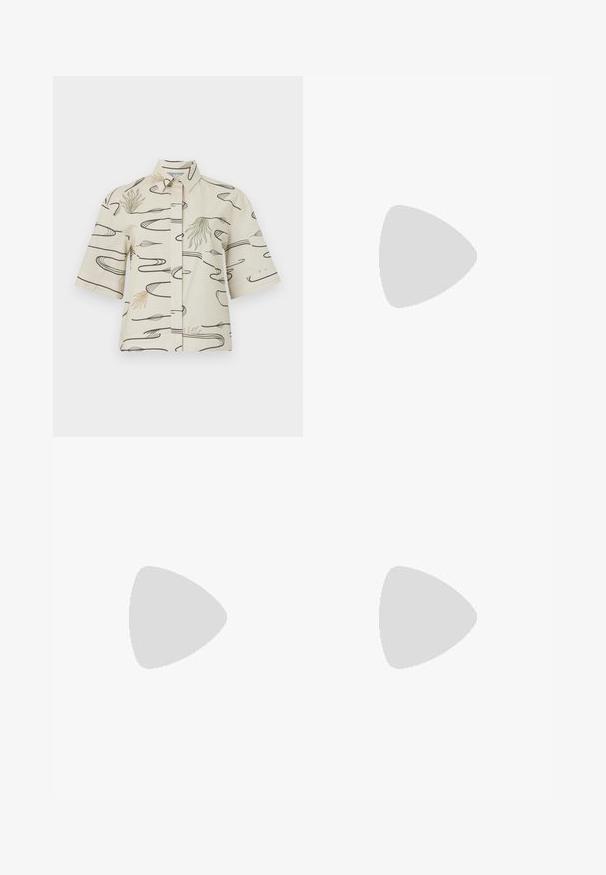 Maglietta a maniche corte in cotone crema con motivi a righe nere e accenti astratti verdi e beige. Chiusura con bottoni sul davanti e colletto.; Shorts in denim argento metallico con vestibilità ampia, dotati di cinque tasche, passanti per cintura e orlo piegato. Texture liscia con finitura riflettente.; Infradito neri con suola in gomma testurizzata, due cinghie sottili e un sottile dettaglio del logo impresso sulla cinghia.; Occhiali da sole con montatura nera angolare indossati da un modello con un maglione grigio, che mette in mostra un tessuto a maglia testurizzato e una giacca di pelle nera indossata da un altro modello.; Borsa a tracolla con un tessuto crema caratterizzato da un motivo a logo MK ripetuto, dettagli in pelle marrone e una tracolla in oro con una cinghia marrone staccabile.