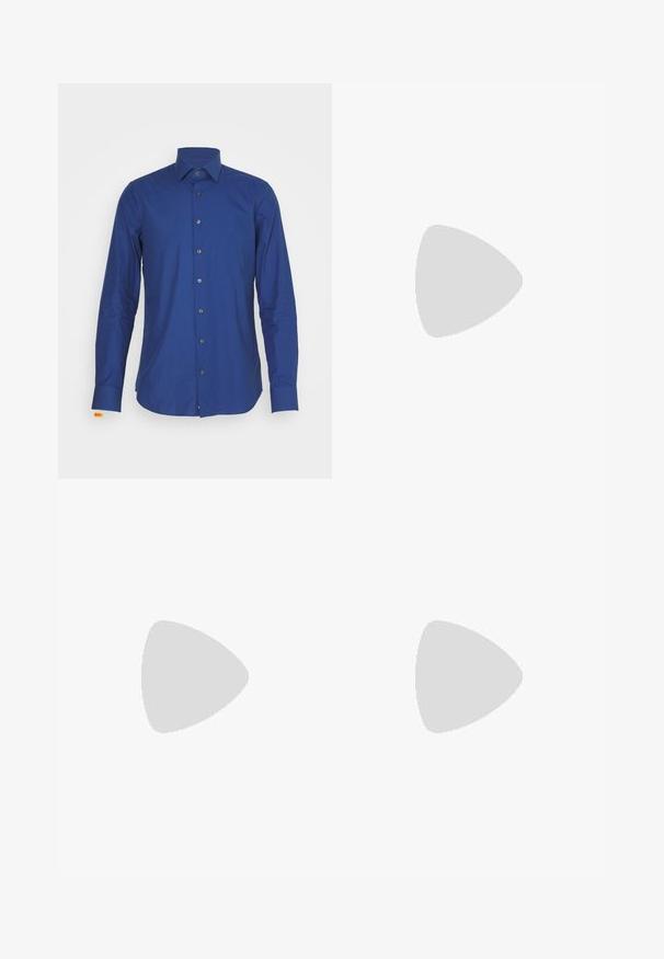 Camisa de manga larga azul en un tejido suave con un cuello puntiagudo, seis botones en la parte frontal y una pequeña etiqueta en el lado izquierdo.; Pantalones de marinero hechos de una tela suave, con un diseño de pierna recta, trabillas para cinturón y un cierre de botón único. Estilo minimalista sin patrones.; Zapatillas de corte bajo que combinan ante negro y cuero texturizado, con una suela de goma blanca y cordones negros. Branding sutil en el lateral.; Gafas de sol rectangulares azules con lentes oscuros, montura mate de color navy, detalle del logo en la patilla, varillas rectas y una textura sólida y suave.