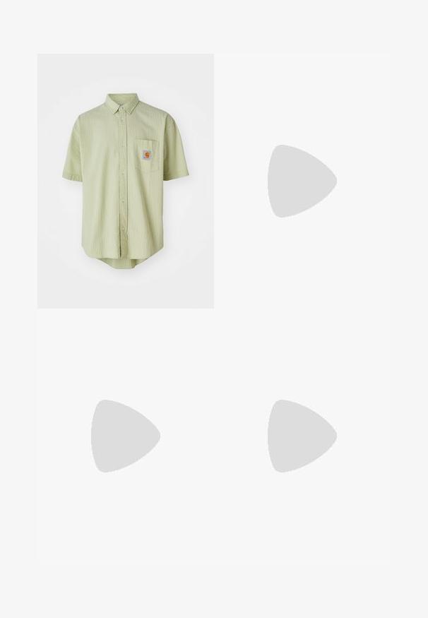 Kortærmet lysegrøn skjorte med et struktureret mønster, spids krave, forlommer og et kvadratisk logo-patch på brystet.; Tre hvide ribbede tanktops lavet af bomuld. Har en rund hals og små sorte mærker nær sømmen. Fås i flere størrelser.; Grå Nike joggingbukser med snoretræk i taljen, tapered ben, sidelommer og markante sømdetaljer. Blødt, struktureret stof.; Grå sportssko med overdel i mesh og ruskind, hvide accenter, en polstret sål og et særpræget design med reflekterende elementer.