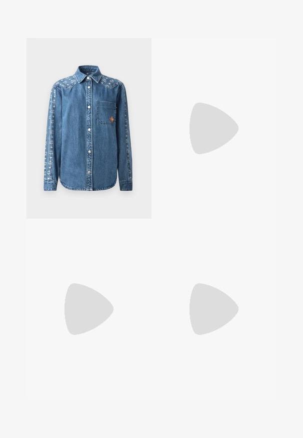 Denimskjorte i blå med knaplukning foran, enkelt brystlomme og dekorativt mønster på ærmet. Har trykknapper og spidse kraver.; Hvid bomuld t-shirt med et lille sort logo med vinger og "MCM" i midten på fronten. Korte ærmer og rund hals.; Sorte vide bukser med en glat tekstur, med forkørsler og høj talje design. Fremstillet af et let stof.; Sorte læder balletlejersko med spids tå, lav hæl og glat overflade. Minimalistisk design med en diskret sideaccent.; Kvinde iført en mørkegrå cardigan og hvid skjorte, som holder en lys læder tote taske og en matchende pung med logo-print.