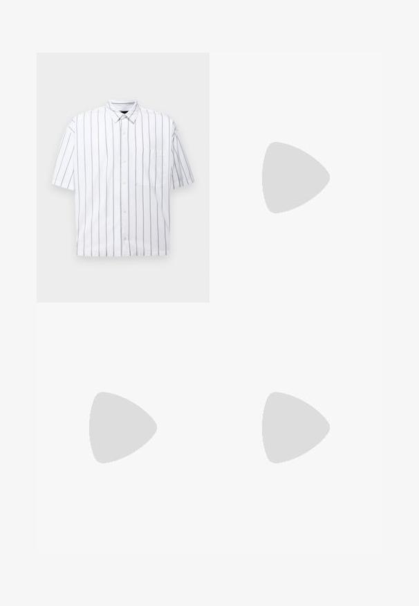 Camisa de botão de manga curta na cor branca com finas riscas verticais cinzentas. Apresenta um bolso no peito e um colarinho clássico. Material de algodão suave.; Jeans de denim azul claro com corte reto, design de cinco bolsos, fecho com um único botão e detalhes de costura subtil nas costuras.; Tamancos de couro preto com ponta arredondada, detalhe de tira e fivela, e palmilha de cortiça, apresentando uma sola de borracha texturizada.; Óculos de sol pretos com armação octogonal, lentes escuras, acabamento brilhante, hastes finas e detalhes em dourado na parte frontal.