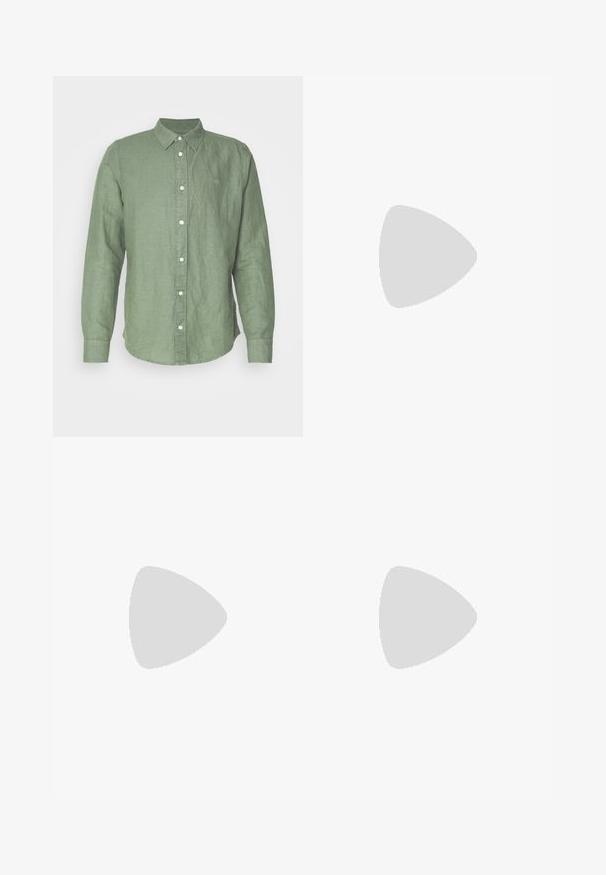 Camicia verde a maniche lunghe realizzata in tessuto leggero, con chiusura a bottoni, colletto a punta e logo ricamato in modo discreto sul petto.; T-shirt bianca a maniche lunghe realizzata in cotone. Design con collo rotondo, polsini a costine e un piccolo logo sulla manica sinistra. Texture liscia.; Pantaloni verde oliva con un design ampio e svasato, dotati di pieghe frontali. Realizzati in tessuto strutturato, con una vita standard e senza elementi di fissaggio visibili.; Scarpa nera in pelle con lacci, punta arrotondata, suola in gomma texturizzata e cuciture gialle attorno alla base. Design piatto e finitura liscia.