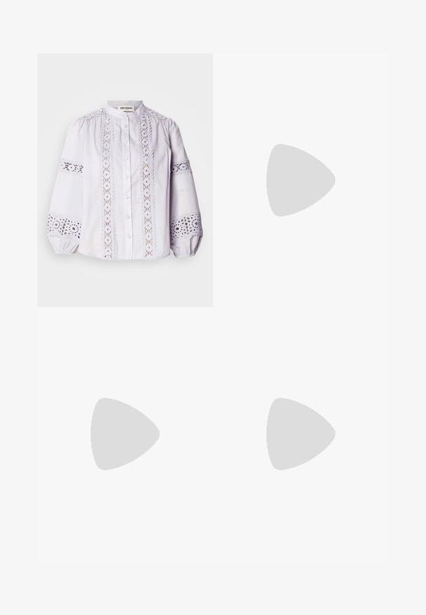 Hvit bluse med høy hals, knappelukking og puffede ermer. Har intrikate blondepaneler med runde mønstre langs forsiden og ermene.; Brune vide benbukser laget av lett materiale. Har flat front, beltehemper og en skreddersydd silhuett med ankel-lengde.; Lys rosa slingback leiligheter med spiss tå, laget av et glatt, læraktig materiale. Har utskjæringer på sidene og lav hæl.; Hvit strukturert håndveske med korte håndtak og skulderreim, med detaljer i gullfinish og teksturert materiale, vist mot en grå bakgrunn.